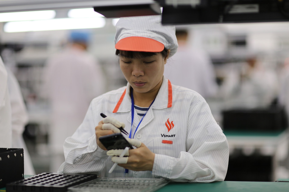 Lắp ráp, hoàn thiện sản phẩm. (Ảnh: Sơn Hiền/Vietnam+)