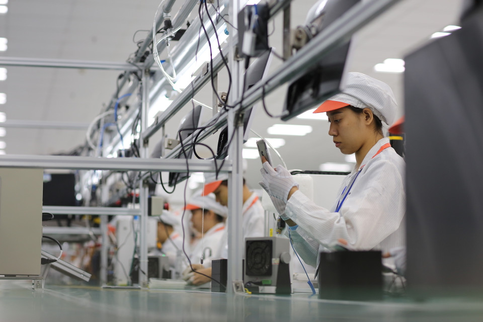 Dây chuyền sản xuất được bố trí 18 công đoạn kiểm tra trên tổng số 39 công đoạn, đảm bảo các chức năng của điện thoại đều được kiểm tra kỹ lưỡng 100% sản phẩm. (Ảnh: Sơn Hiền/Vietnam+)