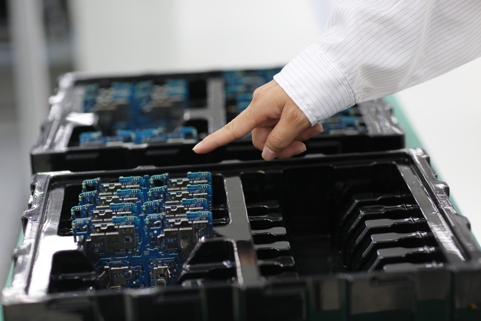 Các sản phẩm, linh kiện của điện thoại VSmart được kiểm tra kỹ lưỡng trước khi đưa ra thị trường. (Ảnh: Sơn Hiền/Vietnam+)