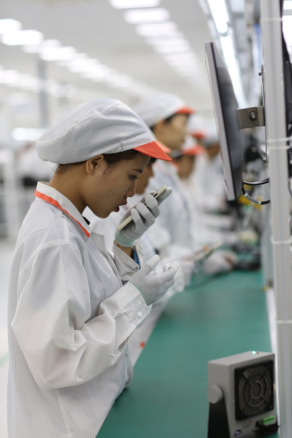 Kiểm tra loa, micro của sản phẩm. (Ảnh: Sơn Hiền/Vietnam+)