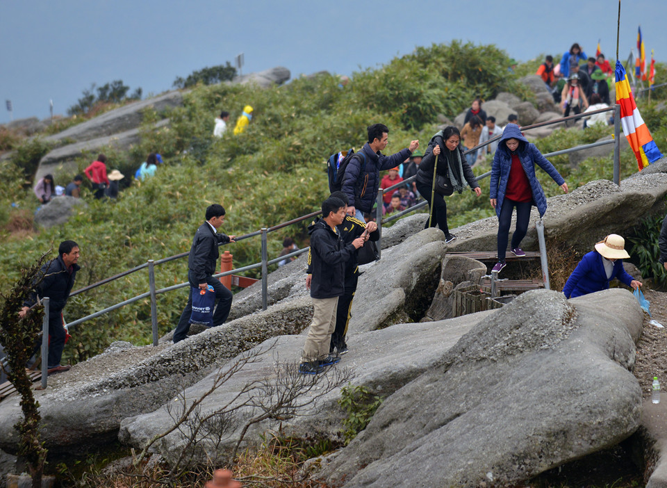 Thời tiết trong ngày khai hội ấm cúng, trời trong và không mưa thuận lợi cho người dân di chuyển lên khu vực núi cao. (Ảnh: CTV/Vietnam+)