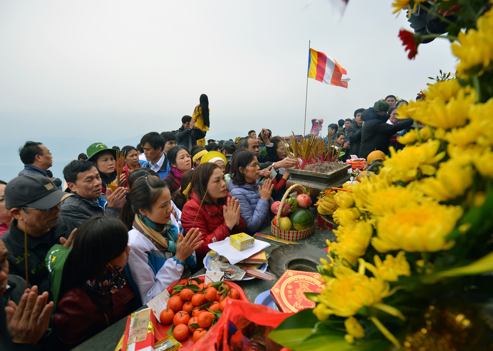 Du khách và phật tử có thể thoải mái dâng lễ tại chùa Đồng. (Ảnh: CTV/Vietnam+)