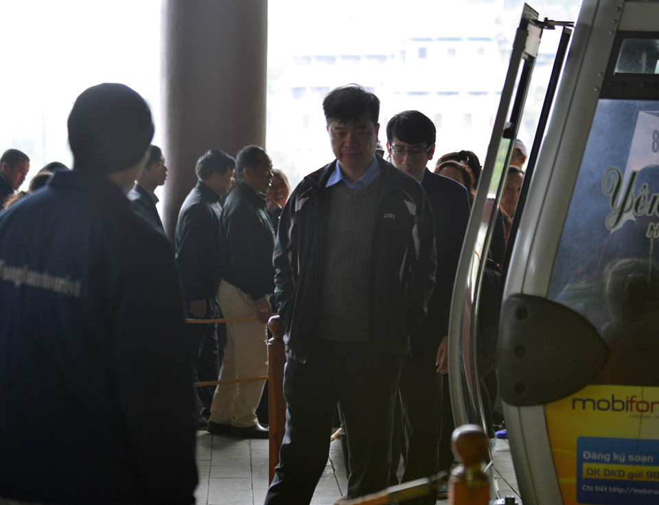 Người dân thoải mái để lên cáp treo. (Ảnh: CTV/Vietnam+)