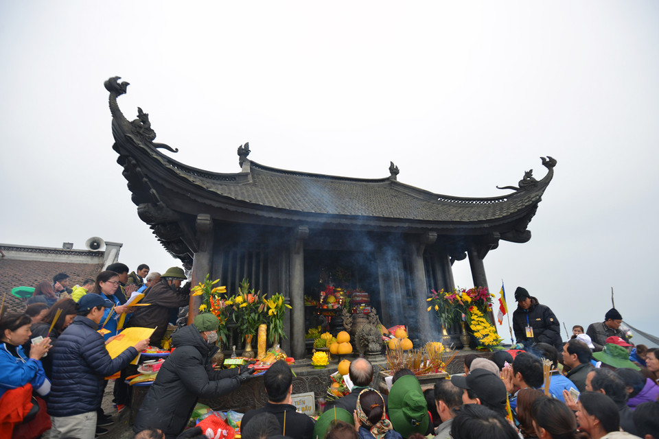 Theo những người phục vụ và hướng dẫn người dân đặt lễ tại đây, năm nay khai hội không quá đông đúc, không còn cảnh chen lấn vào đặt lễ hay xoa tiền vào thành chùa. (Ảnh: CTV/Vietnam+)