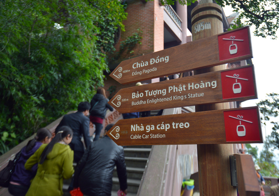 Ban quản lý di tích Yên Tử năm nay đã cắm thêm rất nhiều biển chỉ đường, đây là các biển chỉ dẫn đúng tiêu chuẩn quốc tế về nhận diện và khoảng cách. (Ảnh: CTV/Vietnam+)