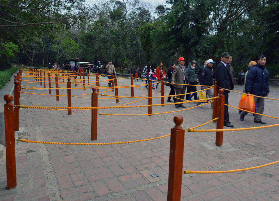 Trái ngược với những lễ khai hội ở các năm trước, lễ hội năm nay không có cảnh mọi người xếp hàng từ nhiều ngả đường đổ về nhà ga cáp treo. Đường zíczắc tại đây không một bóng người xếp hàng. (Ảnh: CTV/Vietnam+)