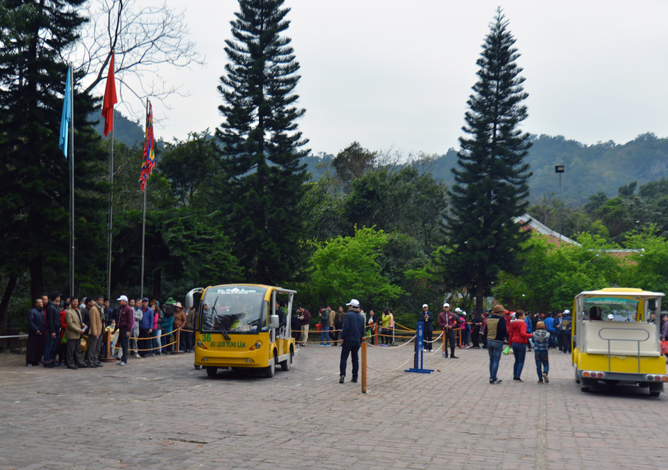 Tình trạng chèo kéo bán hàng tại phía chân Yên Tử năm nay đã vắng bóng, từ bến xe đi vào khu vực nhà ga mọi người sẽ phải đi xe điện do đoạn đường khá dài. (Ảnh: CTV/Vietnam+)
