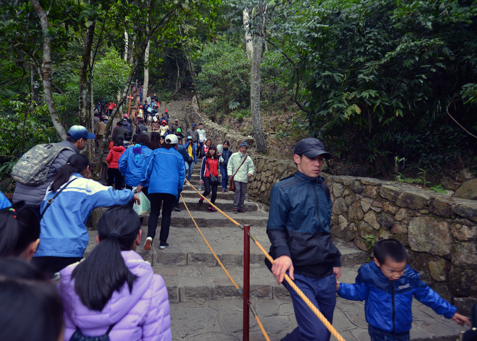 Các lối đi được mở rộng một vài điểm, có rào chắn để tránh tình trạng ách tắc như mọi năm. (Ảnh: CTV/Vietnam+)