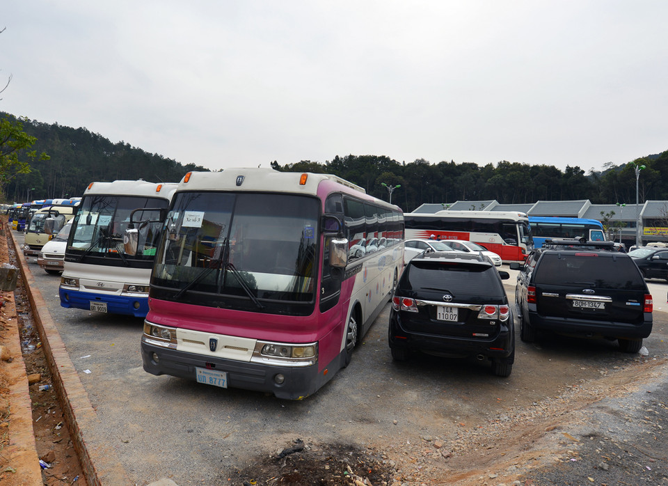 Bến xe và hội chợ Xuân cũ đã được rào chắn để xây dựng công trình thuộc quần thể di tích. Năm nay, người dân đi lễ tại Yên Tử sẽ dừng chân tại bãi xe mới và khu vực các gian hàng xây dựng quy củ hơn. (Ảnh: CTV/Vietnam+)