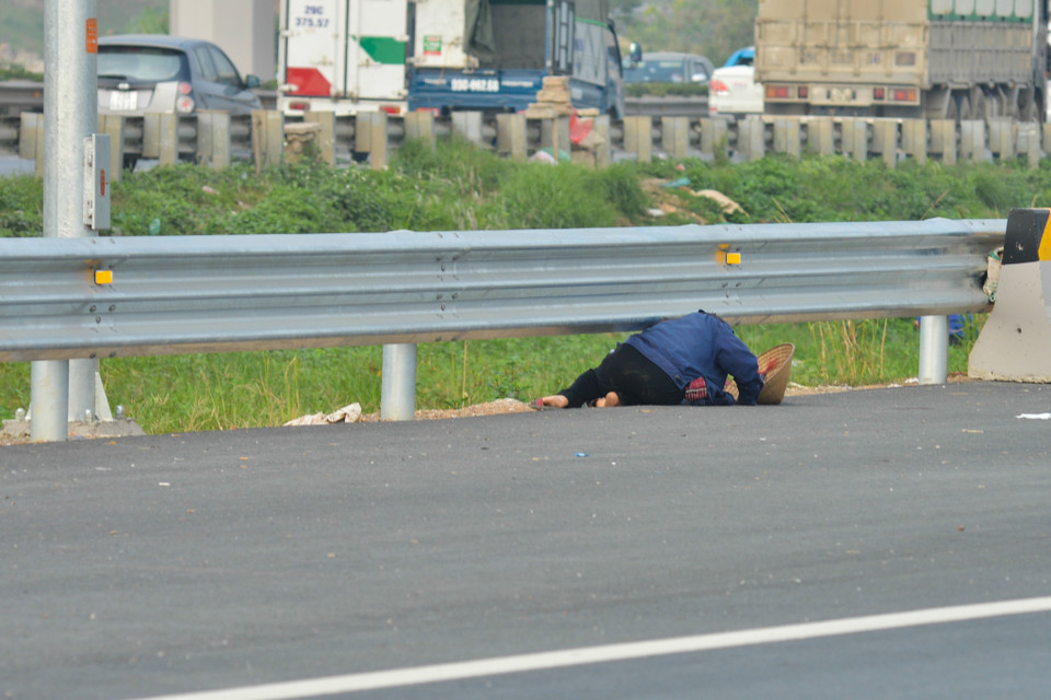 Thấy bóng dáng lực lượng chức năng, một số người nhanh chân mang hết số hàng hóa chạy trốn vào vườn ổi bên vệ đường. (Ảnh: Minh Sơn/Vietnam+)