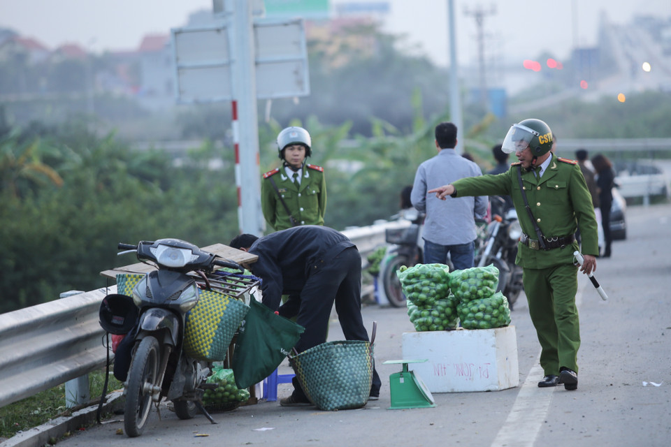 Theo ghi nhận tại đây, cảnh sát trật tự thường xuyên phải có mặt để nhắc nhở thậm chí tịch thu hàng hóa của các sạp bán rong. (Ảnh: Minh Sơn/Vietnam+)