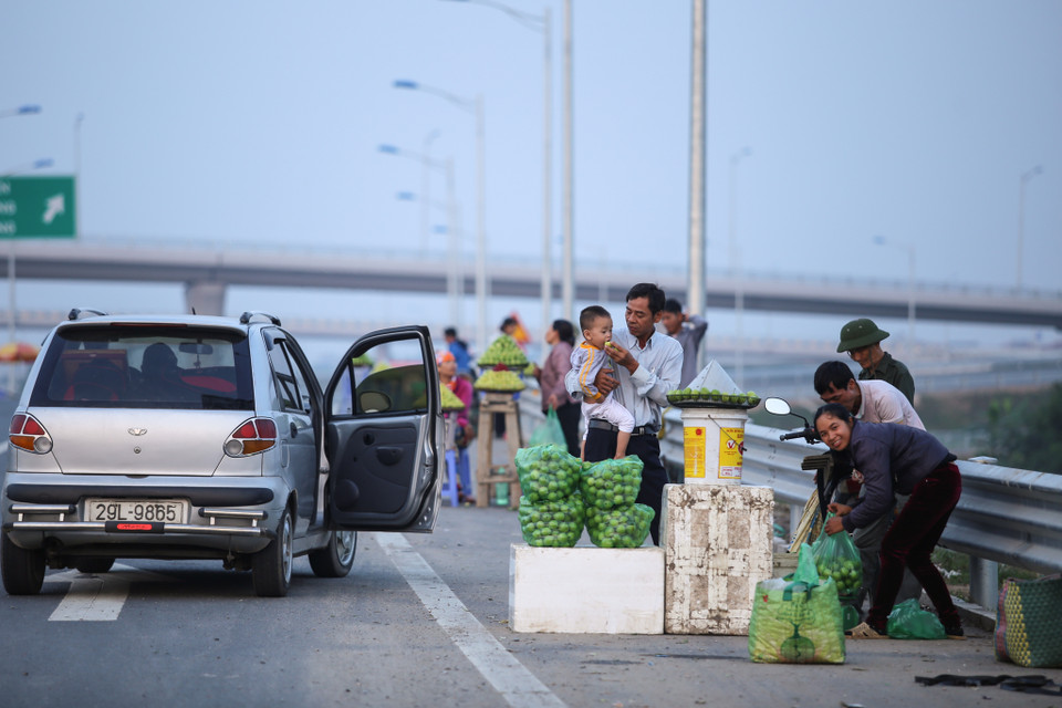 Không ít tài xế ô tô vẫn vô tư dừng xe giữa lối rẽ vào cao tốc để mua hàng khiến nhiều xe khác bất ngờ khi muốn rẽ. (Ảnh: Minh Sơn/Vietnam+)