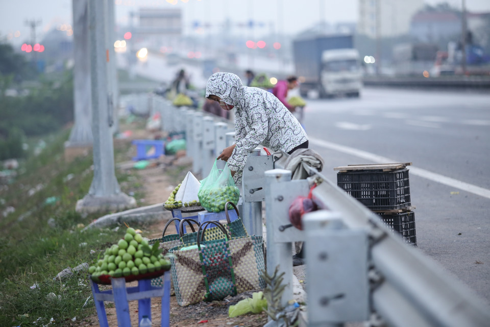 Chờ lực lượng chức năng đi qua lại bê ra bày bán. (Ảnh: Minh Sơn/Vietnam+)