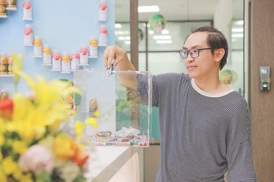 Tại TH, nhân viên được gắn kết hàng ngày qua 'Giờ làm việc Hạnh phúc,' các bữa ăn dinh dưỡng, chương trình thải độc giữa giờ chương trình tư vấn bỏ và giảm hút thuốc lá, sống xanh, tham gia từ các hoạt động thể thao đến những phong trào thiện nguyện vì cộng đồng. (Ảnh: Tập đoàn TH)