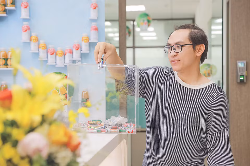 Tại TH, nhân viên được gắn kết hàng ngày qua 'Giờ làm việc Hạnh phúc,' các bữa ăn dinh dưỡng, chương trình thải độc giữa giờ chương trình tư vấn bỏ và giảm hút thuốc lá, sống xanh, tham gia từ các hoạt động thể thao đến những phong trào thiện nguyện vì cộng đồng. (Ảnh: Tập đoàn TH)