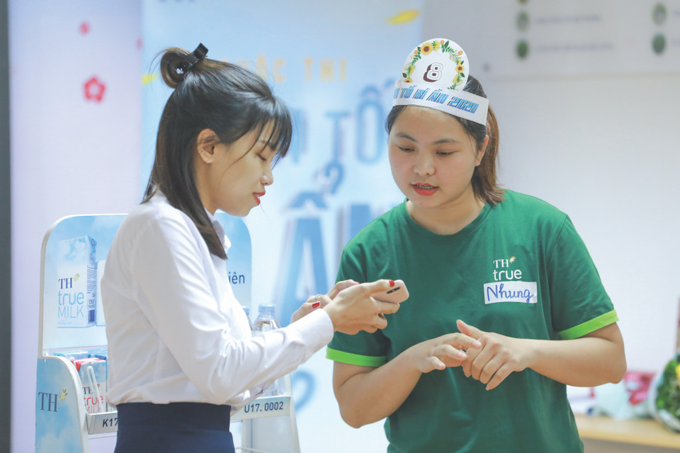 TH là một trong những nơi thành công trong việc phát triển văn hóa doanh nghiệp, có chính sách quản trị nhân sự vượt trội, chế độ đãi ngộ hấp dẫn và thường xuyên tổ chức các hoạt động nội bộ sôi nổi nhằm tăng cường sự gắn kết của người lao động. (Ảnh: Tập đoàn TH)