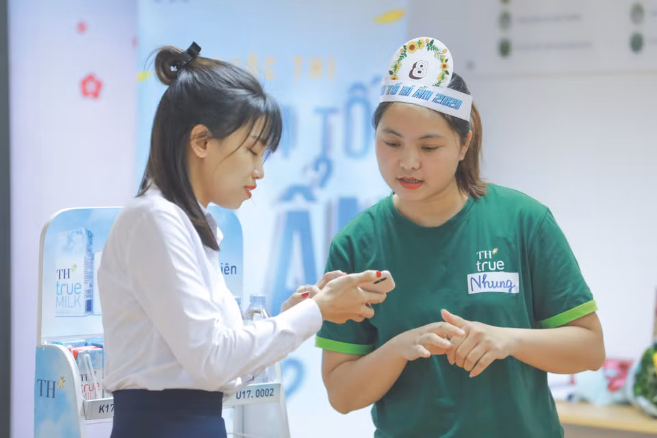 TH là một trong những nơi thành công trong việc phát triển văn hóa doanh nghiệp, có chính sách quản trị nhân sự vượt trội, chế độ đãi ngộ hấp dẫn và thường xuyên tổ chức các hoạt động nội bộ sôi nổi nhằm tăng cường sự gắn kết của người lao động. (Ảnh: Tập đoàn TH)