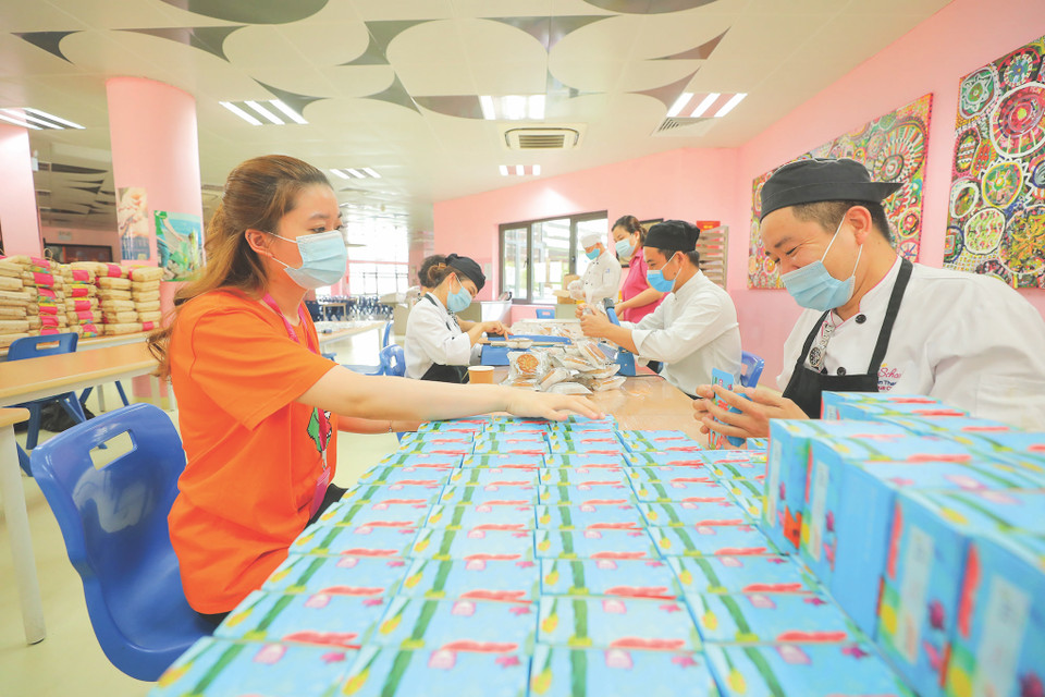 Với lực lượng lao động lớn, TH được nhận định là tập đoàn đặt yếu tố con người vào vị trí cốt lõi, xây dựng môi trường làm việc hạnh phúc, tôn trọng sự đa dạng, hòa nhập và bình đẳng, minh bạch cũng như tạo cơ hội lên tiếng và đưa ra chính kiến cho mỗi người. (Ảnh: Tập đoàn TH)