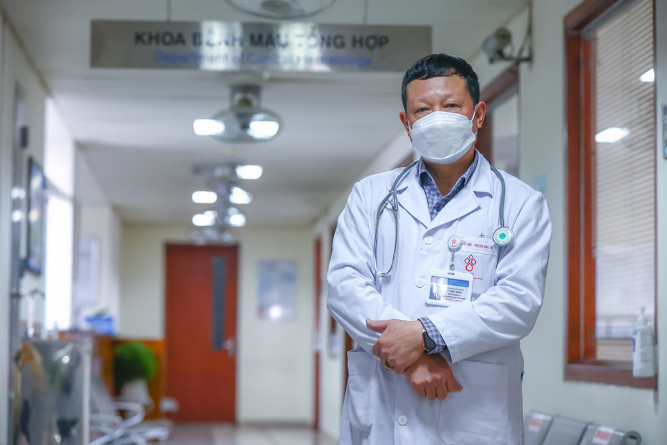 Tiến sỹ, bác sỹ Vũ Đức Bình - Phó Bí thư Đảng ủy Viện, Trưởng khoa Bệnh máu tổng hợp là một trong những 'người cầm cờ' từng đi vào tâm dịch Thành phố Hồ Chí Minh trong năm 2021. (Ảnh: Minh Sơn/Vietnam+)