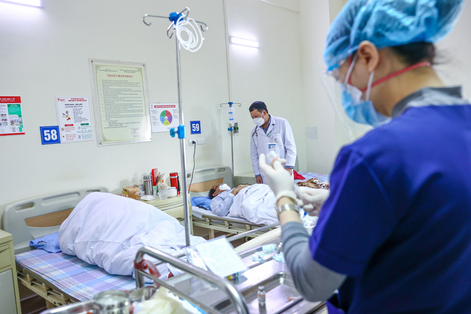 Trưởng khoa Bệnh máu tổng hợp cũng chia sẻ cho đến hiện tại, các cán bộ tại khoa có nhiều kinh nghiệm trong việc điều trị COVID-19 khi đã từng trải qua 'thực chiến' tại miền Nam. (Ảnh: Minh Sơn/Vietnam+)