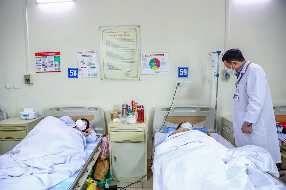 Đều đặn mỗi sáng hằng ngày, bác sỹ Bình sẽ đi thăm khám và động viên các bệnh nhân đang điều trị tại khoa. (Ảnh: Minh Sơn/Vietnam+)