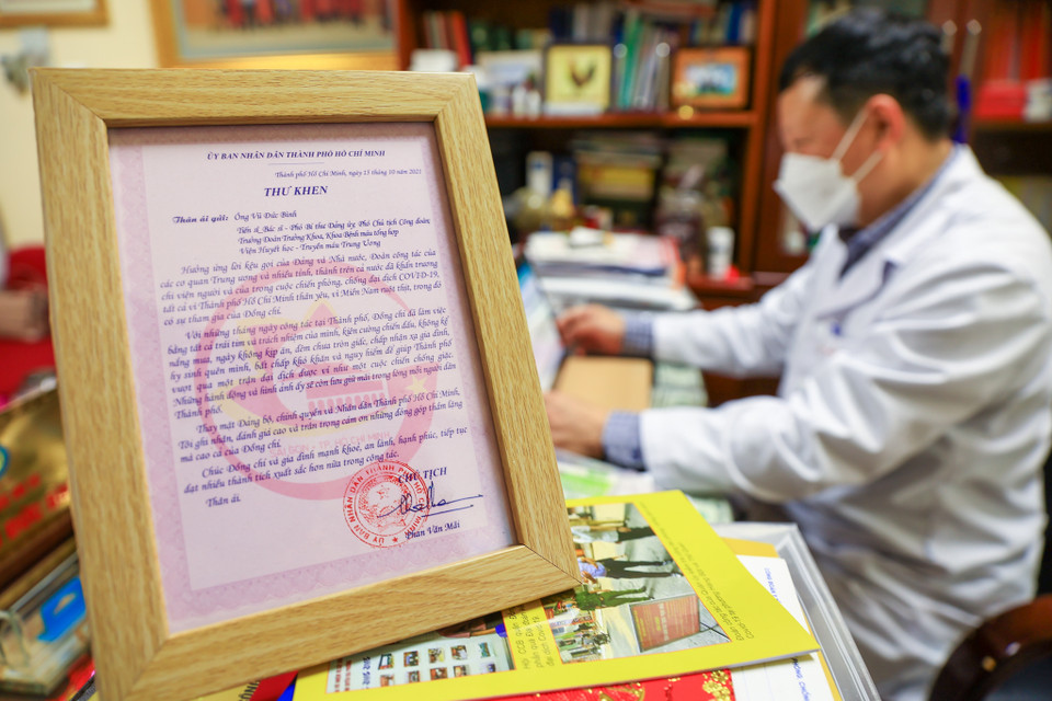 Bác sỹ Bình cho biết khoa của ông tiếp nhận số lượng bệnh nhân rất lớn, với khoảng 250-280 bệnh nhân thường xuyên. Khi đoàn cán bộ vào công tác, lực lượng tại Hà Nội mỏng đi nhiều. (Ảnh: Minh Sơn/Vietnam+)