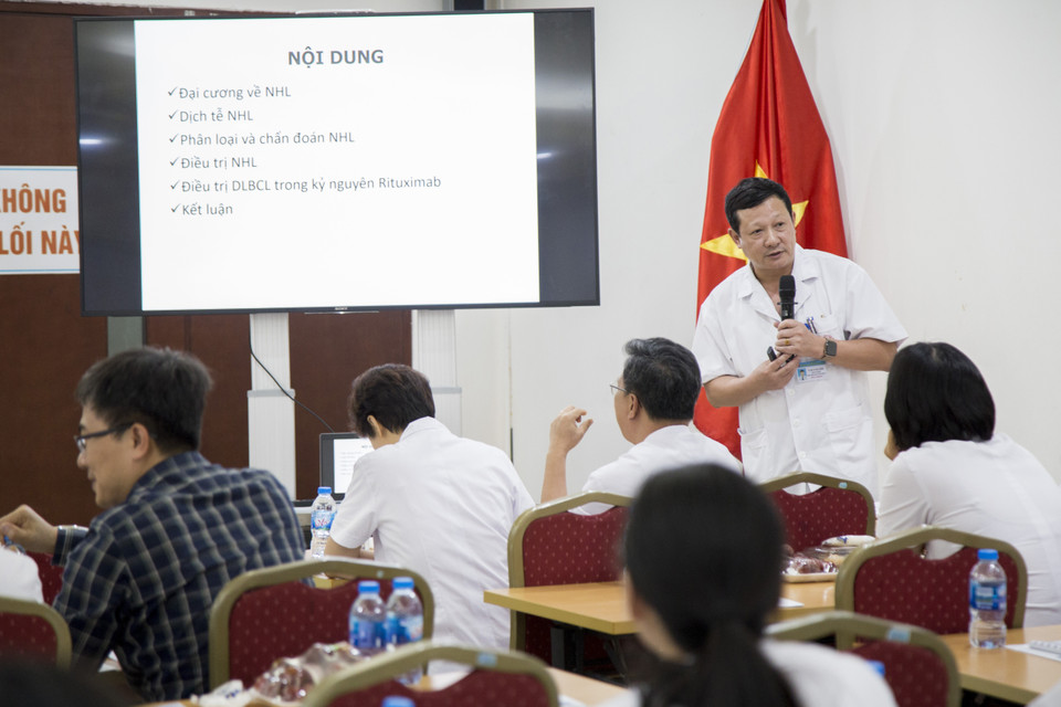 Bác sỹ Vũ Đức Bình cũng tham gia giảng dạy một số trường như Đại học Y Hà Nội, Đại học Quốc gia Hà Nội. (Ảnh: NVCC)