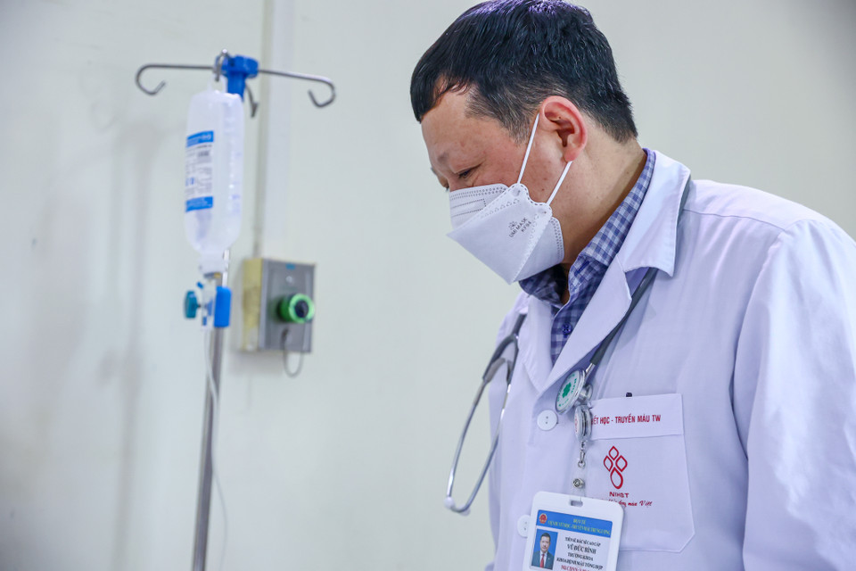 Việc các bệnh nhân khỏe mạnh trở lại chính là phần thưởng lớn nhất của mỗi người như bác sỹ Vũ Đức Bình. (Ảnh: Minh Sơn/Vietnam+)