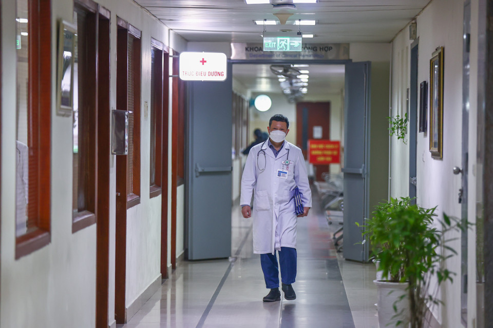 Bác sỹ Bình chia sẻ các đồng nghiệp ở nhà vất vả hơn rất nhiều. (Ảnh: Minh Sơn/Vietnam+)