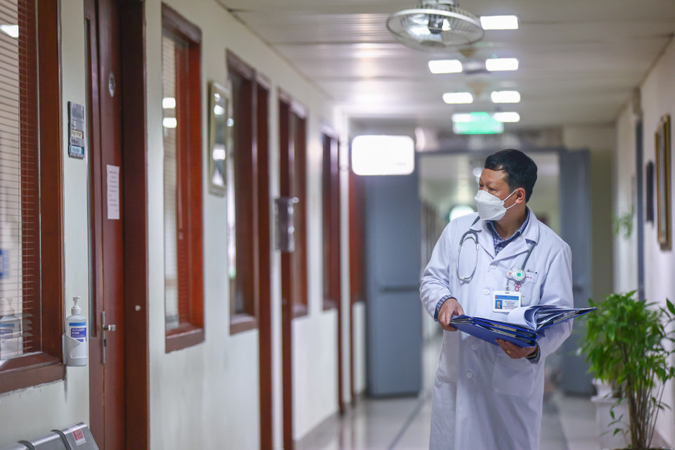 ' Viện phải cung cấp 20 ngàn đơn vị máu tiếp sức cho miền Nam , đặc biệt trong thời gian dịch bệnh phải giãn cách xã hội. Cùng với đó, bệnh nhân quay trở lại viện cũng khiến những cán bộ ở lại phải cố gắng hết sức để hoàn thành công việc.' (Ảnh: Minh Sơn/Vietnam+)