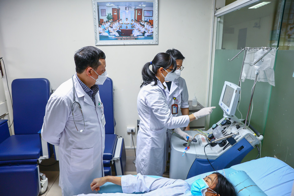 Nghề Y là một nghề có nhiều cung bậc cảm xúc, đau buồn, sợ hãi, hạnh phúc,... nhưng cũng đầy vinh quang. Thành công nhất của một bác sĩ là luôn luôn yêu nghề và bệnh nhân khỏi bệnh dưới bàn tay và khối óc của họ. (Ảnh: Minh Sơn/Vietnam+)