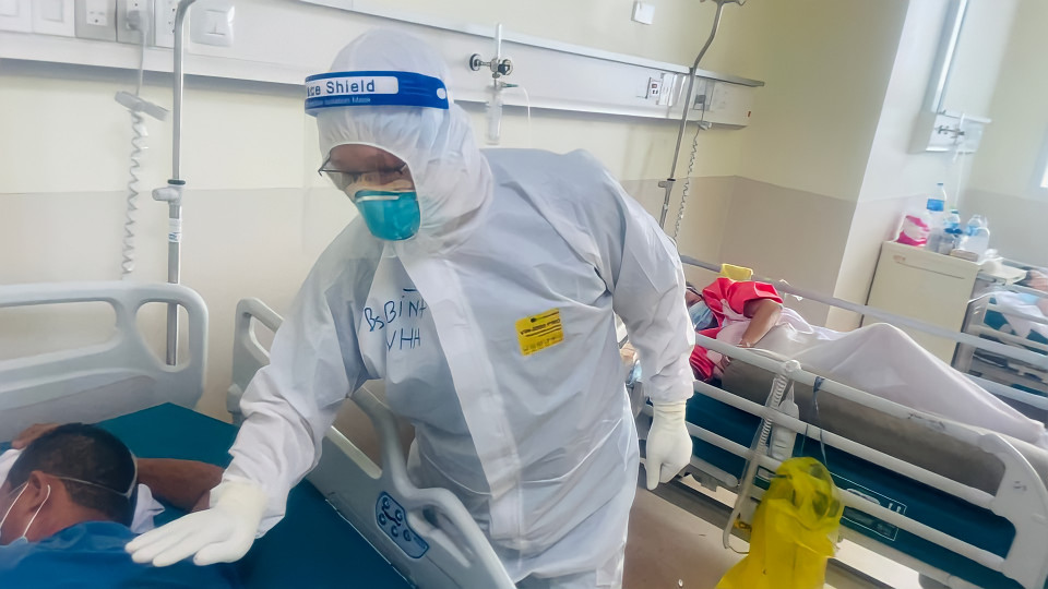 'Tình trạng lúc ấy rất u ám, việc ai người nấy làm, gần như không nói chuyện. Mọi người cứ đến lặng lẽ làm việc, lặng lẽ ra về. Thậm chí cùng kíp cũng không biết mặt nhau, chỉ biết qua cái biển tên.' (Ảnh: NVCC)