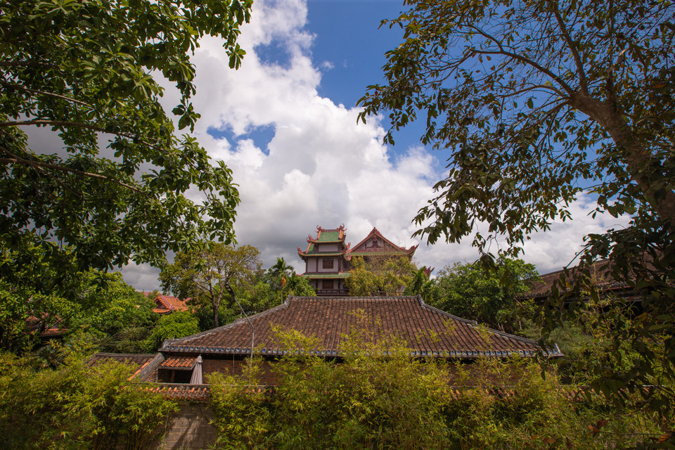 Lần đầu đặt chân đến nơi đây, du khách sẽ bị choáng ngợp bởi vẻ đẹp lộng lẫy của ngôi chùa. (Ảnh: Minh Sơn/Vietnam+)