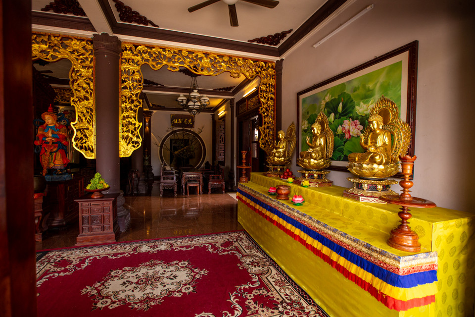 Khách tham quan và phật tử, người dân có thể thắp hương, lạy Phật, chìm đắm trong kiến trúc của các căn phòng mà mình đặt chân qua. (Ảnh: Minh Sơn/Vietnam+)