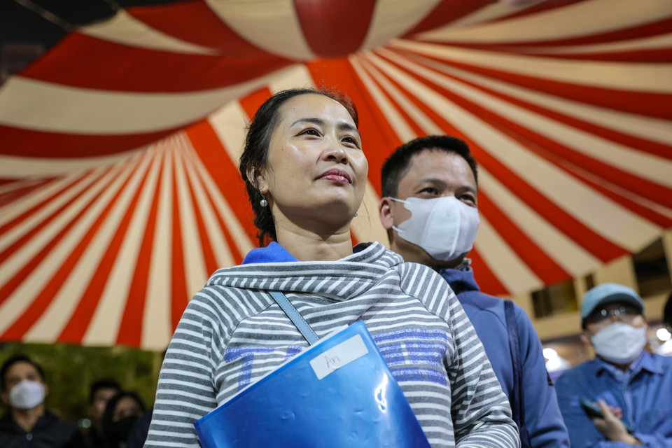 Để là người đầu tiên được mua hồ sơ, chị Bùi Thị Phương Thảo (46 tuổi, quận Nam Từ Liêm) đã phải xếp hàng đợi từ 2 giờ chiều. (Ảnh: Minh Sơn/Vietnam+)