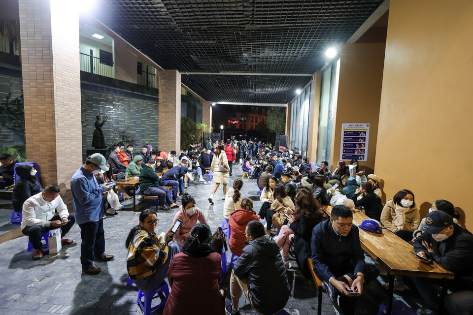 Trường Marie Curie sẽ phát hành hồ sơ tuyển sinh vào lớp 1 năm học 2023 - 2024 vào ngày 25/2 tại 2 cơ sở Mỹ Đình (quận Nam Từ Liêm) và Kiến Hưng (quận Hà Đông) tuy nhiên, ngay từ chiều ngày 24/2, nhiều cha mẹ đã có mặt tại sân trường. (Ảnh: Minh Sơn/Vietnam+)