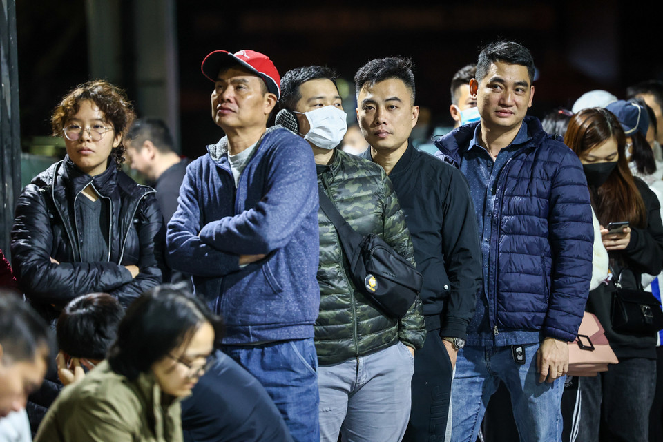 Mỗi cơ sở chỉ nhận đăng ký dự tuyển 360 học sinh để chọn 180 học sinh vào lớp 1. Chính vì vậy để giành suất đăng ký vào học cho con, hàng trăm phụ huynh xếp hàng trước cổng trường chờ đợi từ sớm. (Ảnh: Minh Sơn/Vietnam+)