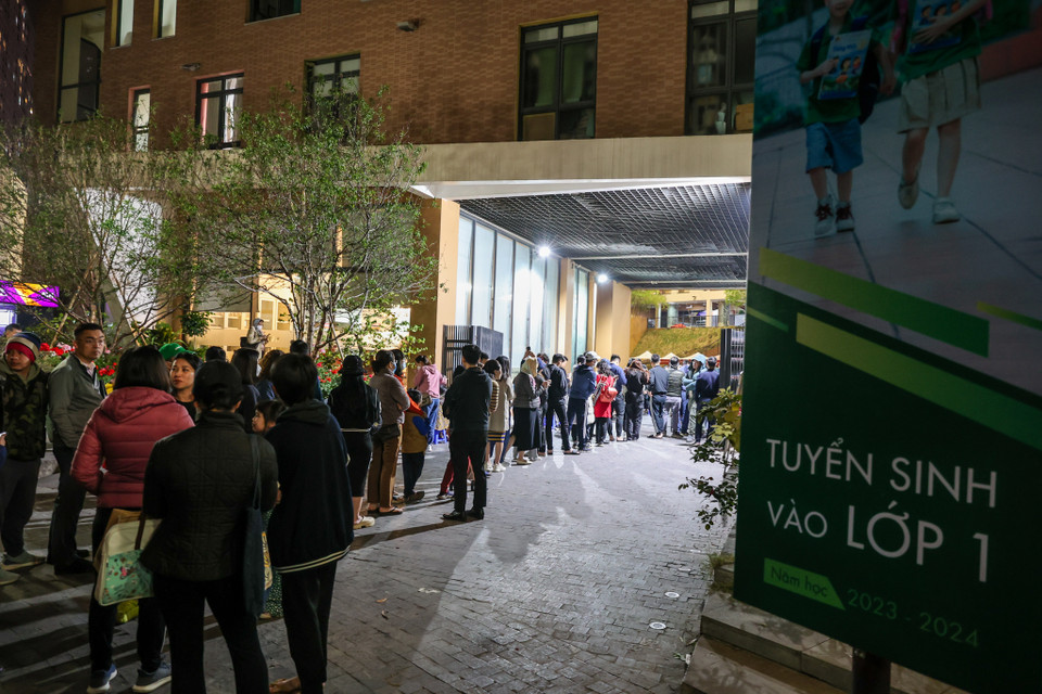 Đêm 24/2, hàng trăm phụ huynh đã xếp hàng trước cổng trường Marie Curie (quận Nam Từ Liêm, Hà Nội) để nộp hồ sơ đăng ký cho con mình vào lớp 1. (Ảnh: Minh Sơn/Vietnam+) 
