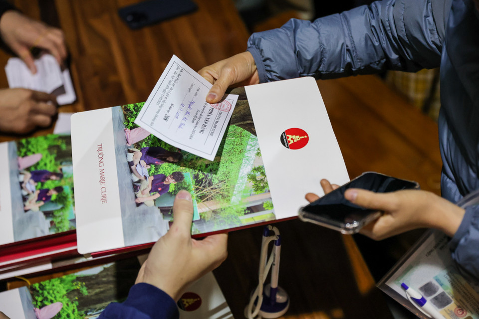 Mỗi bộ hồ sơ được bán với giá 50 ngàn đồng kèm theo 1 tờ phiếu trải nghiệm học thử các môn Toán, Văn, tiếng Anh vào ngày 2/4 tới đây. (Ảnh: Minh Sơn/Vietnam+)