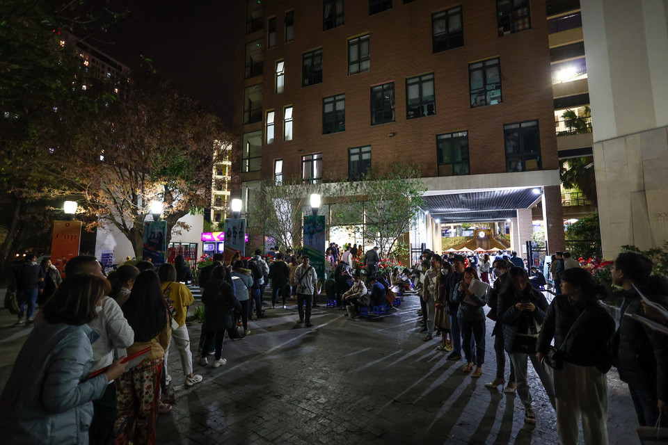 Vì nhu cầu đăng ký quá đông, thầy Hiệu trưởng Nguyễn Xuân Khang đã quyết định tăng số lượng phiếu đăng ký từ 360 lên 420 đồng nghĩa với việc mở thêm lớp trải nghiệm cho học sinh trước khi vào lớp 1. Tuy nhiên số lượng học sinh được chọn vẫn giữ nguyên là 180. (Ảnh: Minh Sơn/Vietnam+)