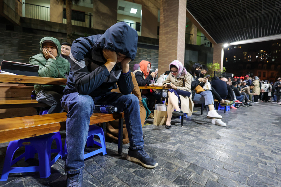 Nhiều phụ huynh chờ tới giờ đăng ký nộp hồ sơ tỏ ra mệt mỏi. (Ảnh: Minh Sơn/Vietnam+)