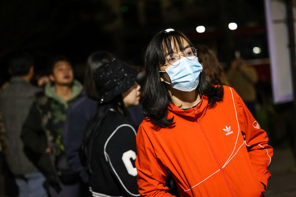 Khoảng 22h30 số phiếu đăng ký đã đủ 360 người nhưng vẫn còn rất đông phụ huynh vẫn nán lại với hy vọng sẽ còn suất. Chị Đào Thị Thu Hằng mặc dù xếp hàng từ sớm nhưng vẫn không thể đăng ký một suất để cho con mình vào lớp 1. (Ảnh: Minh Sơn/Vietnam+)