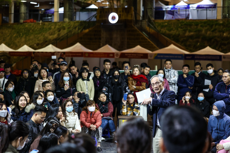 Thầy Nguyễn Xuân Khang - Hiệu trưởng nhà trường sau khi tham khảo ý kiến phụ huynh đã quyết định đẩy giờ phát hành hồ sơ đăng ký sớm hơn 1 tiếng so với dự kiến. (Ảnh: Minh Sơn/Vietnam+)