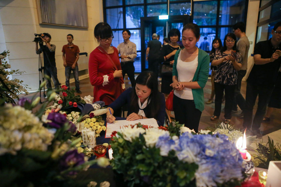 Hàng ngàn bông hoa đã được đặt trước sảnh của tòa nhà Đại sứ quán. (Ảnh: Minh Sơn/Vietnam+)