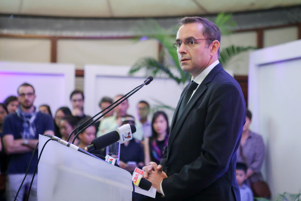 Đại sứ Pháp tại Việt Nam Jean-Noël Poirier nói ‘Điều mà kẻ thù chúng ta mong muốn là tàn phá nước Pháp và bắt nước Pháp phải quy hàng’ nhưng ông khẳng định nước Pháp và người dân thế giới sẽ không gục ngã trước chủ nghĩa khủng bố. (Ảnh: Minh Sơn/Vietnam+)