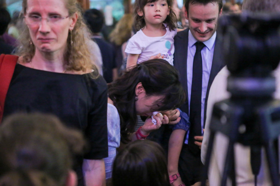 Mọi người dành một phút mặc niệm các nạn nhân xấu số. (Ảnh: Minh Sơn/Vietnam+)