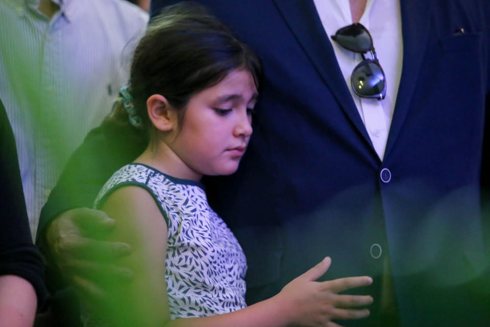 Những cái ôm thật chặt đồng cảm với nỗi đau của đồng bào dù họ, những người con nước Pháp có cách xa hàng ngàn cây số. (Ảnh: Minh Sơn/Vietnam+)