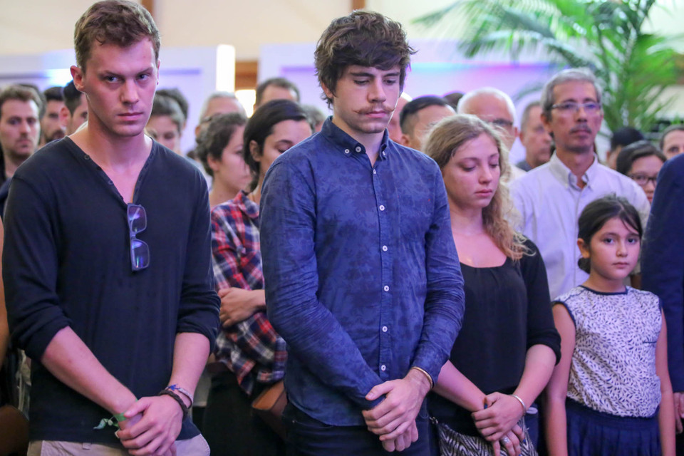 Một số người đã không kìm được nước mắt khi bài quốc ca Pháp vang lên. (Ảnh: Minh Sơn/Vietnam+)