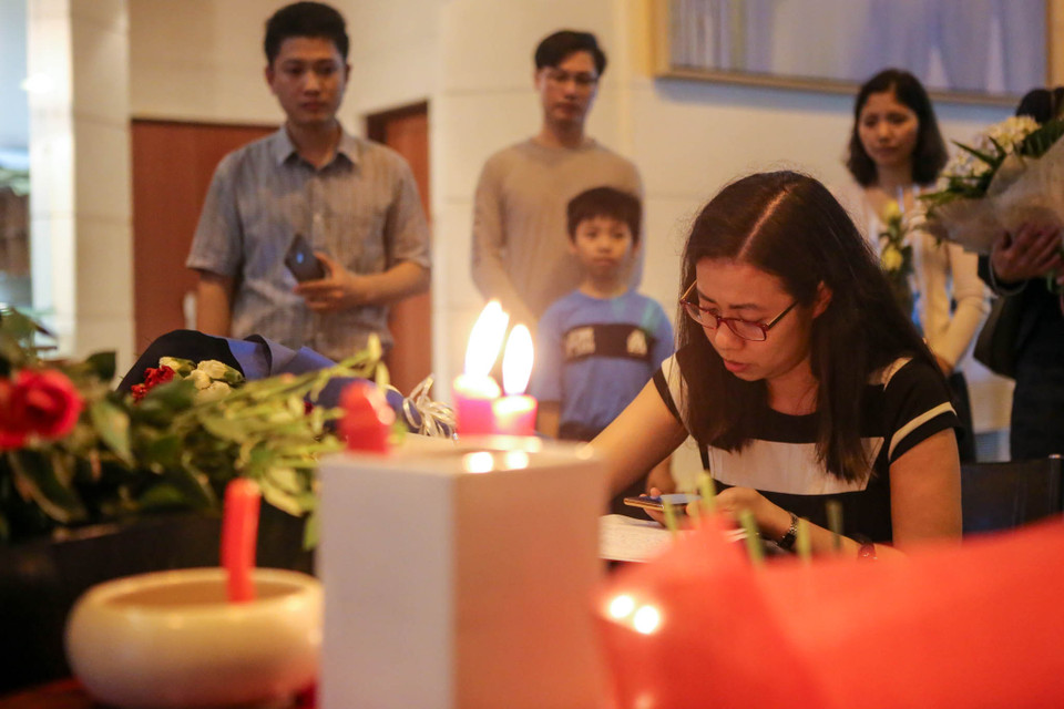 Rất nhiều người dân Việt Nam đã bày tỏ niềm đồng cảm, tiếc thương sâu sắc với nhân dân Pháp. (Ảnh: Minh Sơn/Vietnam+)