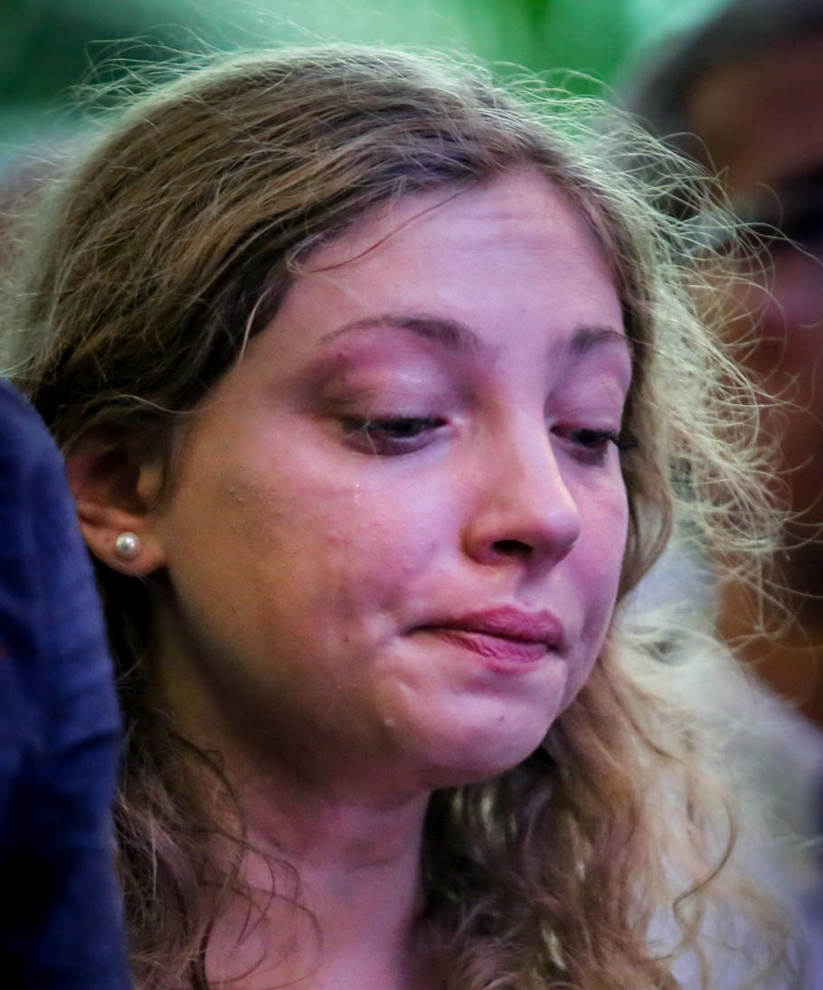 Một số người đã không kìm được nước mắt khi bài quốc ca Pháp vang lên. (Ảnh: Minh Sơn/Vietnam+)